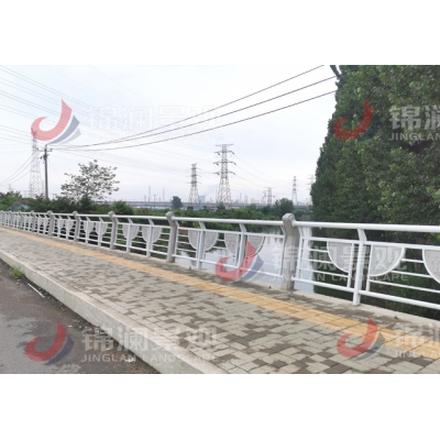 橋頭的構筑物是橋梁出入口的標志